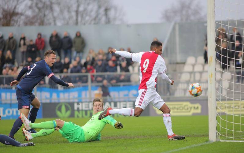 球队客场比赛中锋线爆发，取得胜利