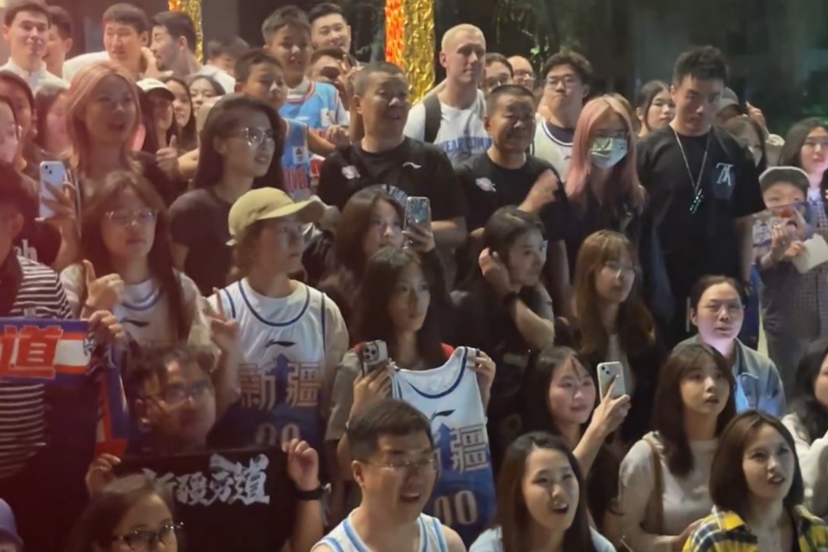 球队赢得的胜利掀起一阵球迷们的热烈庆祝