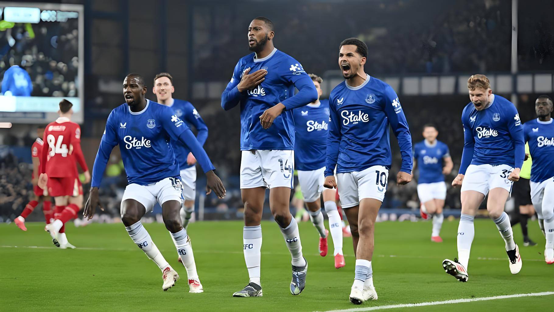 乐鱼体育官网网页版-埃弗顿中场试水新战术，球队表现有所起色