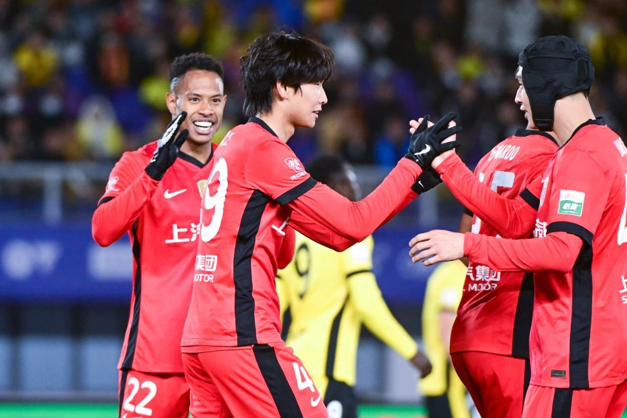 中超巅峰对决：恒大迎战上港，强强对话