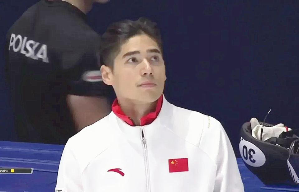 包含中国队横扫韩国队，黄鸭组合关键制胜的词条